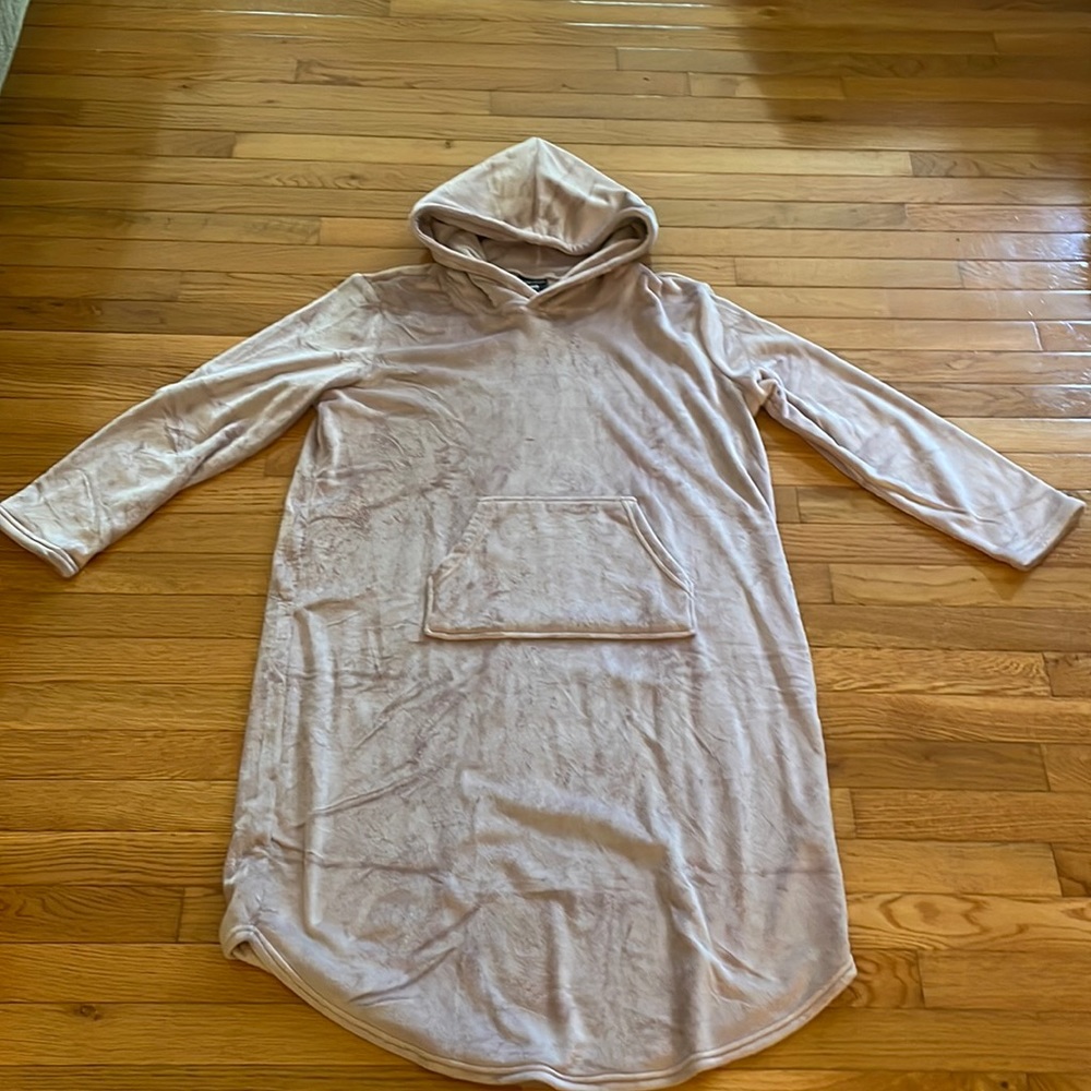 NWOT Lovely light lavender 32 Degrees Heat hooded sleepwear, robe, beach cover